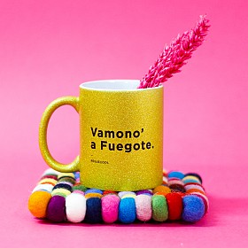 Taza de purpurina con mensaje de reggaeton Vamono a fuegote Reguecool